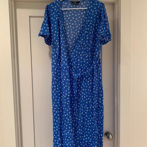 Maretta Blue and White Floral Print Wrap Midi Dres